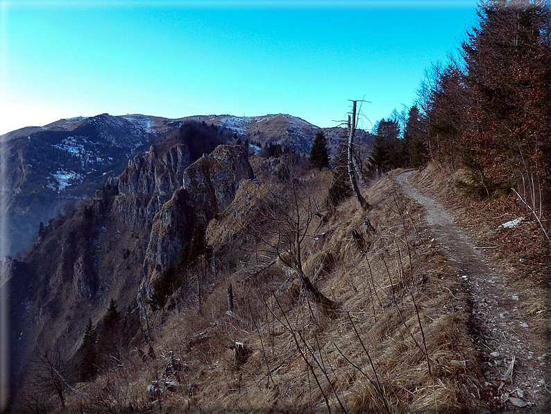 foto Salita dal Monte Tomba a Cima Grappa